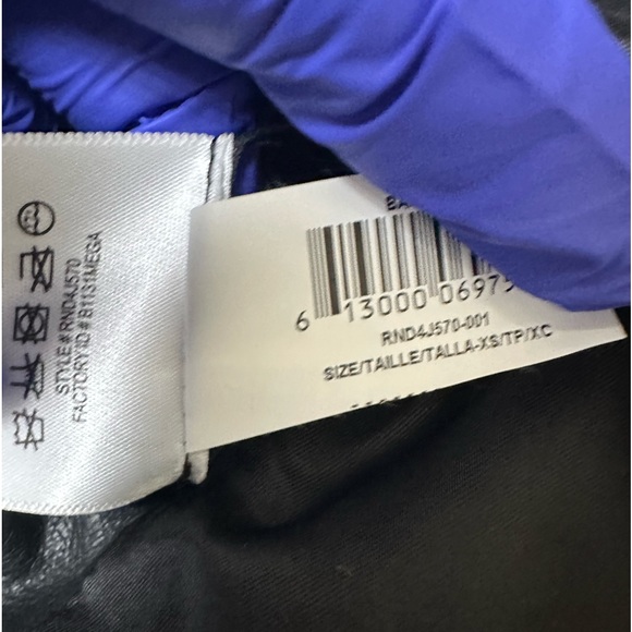 BCBG black faux/leather blazer
BCBGMaxAzriađź–¤ - Picture 8 of 10